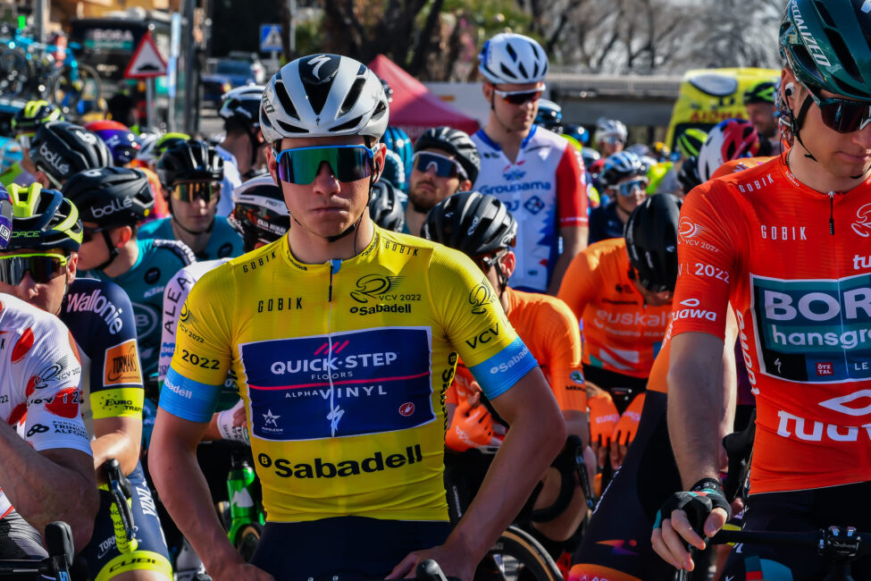 Remco Evenepoel en la VCV 2022 antes de estrenar el maillot arcoíris en la crono de la VCV 2026